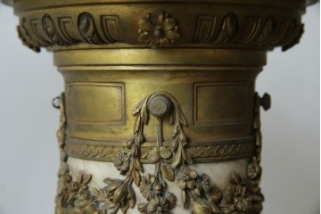 イタリアアンティーク　最高級!!　上質な真鍮(しんちゅう)飾りと大理石の豪華な回転式飾り台　(R-082313)