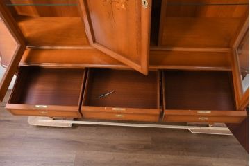 中古　超美品　ドイツ　最高級家具メーカー　WARRINGS(ウォーリングス)社　高級感のある象嵌入りキャビネット(収納棚、戸棚、食器棚、カップボード、飾り棚、コレクションケース、ディスプレイケース、店舗什器)(定価約600万円)(R-082314)