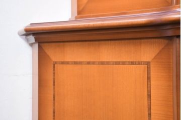 中古　超美品　ドイツ　最高級家具メーカー　WARRINGS(ウォーリングス)社　高級感のある象嵌入りキャビネット(収納棚、戸棚、食器棚、カップボード、飾り棚、コレクションケース、ディスプレイケース、店舗什器)(定価約600万円)(R-082314)