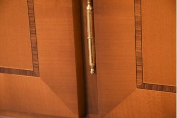 中古　超美品　ドイツ　最高級家具メーカー　WARRINGS(ウォーリングス)社　高級感のある象嵌入りキャビネット(収納棚、戸棚、食器棚、カップボード、飾り棚、コレクションケース、ディスプレイケース、店舗什器)(定価約600万円)(R-082314)