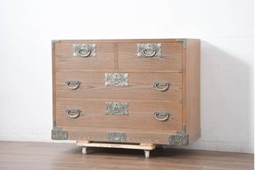 中古　民芸家具　紀州　伝統工芸士　岡本国昭作　渋い色合いと存在感のある金具が魅力の総桐箪笥(総桐たんす、収納箪笥、衣装箪笥、和タンス、引き出し、サイドチェスト)(R-082315)