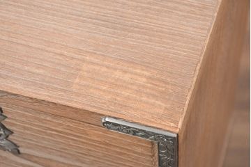 中古　民芸家具　紀州　伝統工芸士　岡本国昭作　渋い色合いと存在感のある金具が魅力の総桐箪笥(総桐たんす、収納箪笥、衣装箪笥、和タンス、引き出し、サイドチェスト)(R-082315)
