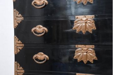 中古　美品!!　国産　職人手作り　高級家具　手打ち銅金具が素敵な黒漆塗りの民芸和箪笥(衣装箪笥、整理箪笥、収納箪笥、引き出し、チェスト)(R-082317)