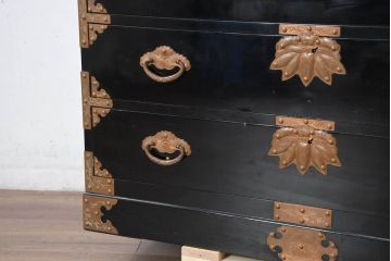 中古　美品!!　国産　職人手作り　高級家具　手打ち銅金具が素敵な黒漆塗りの民芸和箪笥(衣装箪笥、整理箪笥、収納箪笥、引き出し、チェスト)(R-082317)