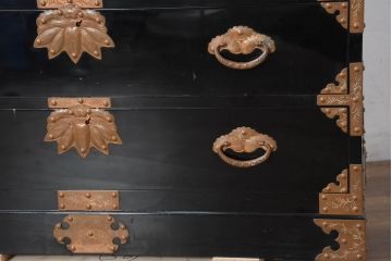 中古　美品!!　国産　職人手作り　高級家具　手打ち銅金具が素敵な黒漆塗りの民芸和箪笥(衣装箪笥、整理箪笥、収納箪笥、引き出し、チェスト)(R-082317)