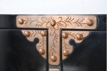 中古　美品!!　国産　職人手作り　高級家具　手打ち銅金具が素敵な黒漆塗りの民芸和箪笥(衣装箪笥、整理箪笥、収納箪笥、引き出し、チェスト)(R-082317)