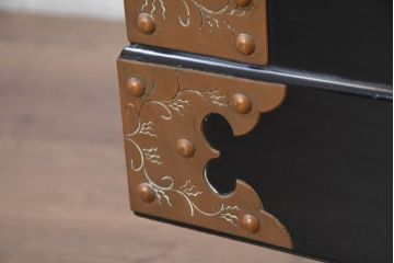 中古　美品!!　国産　職人手作り　高級家具　手打ち銅金具が素敵な黒漆塗りの民芸和箪笥(衣装箪笥、整理箪笥、収納箪笥、引き出し、チェスト)(R-082317)