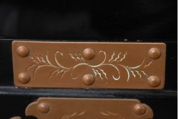 中古　美品!!　国産　職人手作り　高級家具　手打ち銅金具が素敵な黒漆塗りの民芸和箪笥(衣装箪笥、整理箪笥、収納箪笥、引き出し、チェスト)(R-082317)