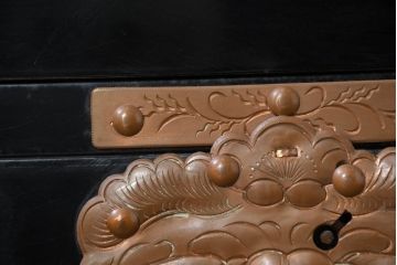 中古　美品!!　国産　職人手作り　高級家具　手打ち銅金具が素敵な黒漆塗りの民芸和箪笥(衣装箪笥、整理箪笥、収納箪笥、引き出し、チェスト)(R-082317)
