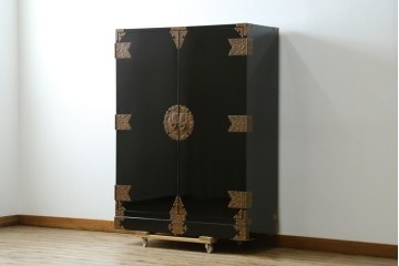 中古　美品!!　国産　職人手作り　高級家具　手打ち銅金具が素敵な黒漆塗りの民芸和箪笥　(R-082318)