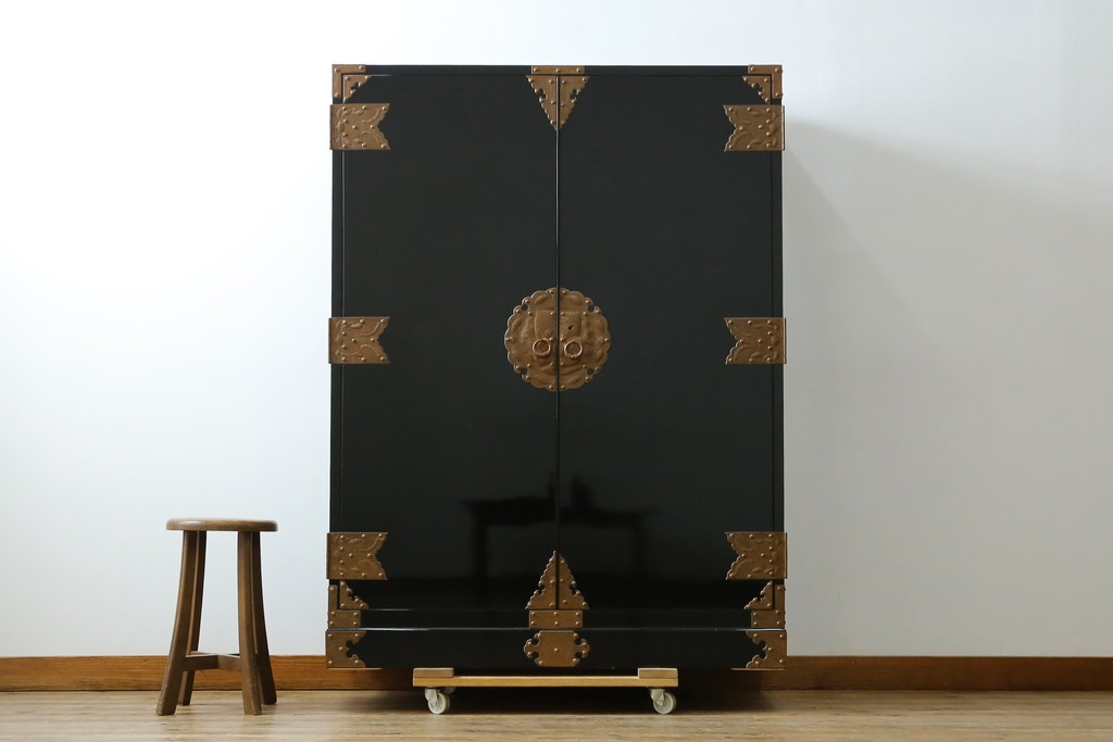 中古　美品!!　国産　職人手作り　高級家具　手打ち銅金具が素敵な黒漆塗りの民芸和箪笥　(R-082318)