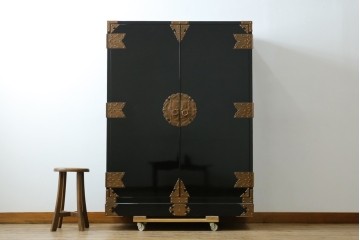 中古　美品!!　国産　職人手作り　高級家具　手打ち銅金具が素敵な黒漆塗りの民芸和箪笥　(R-082318)