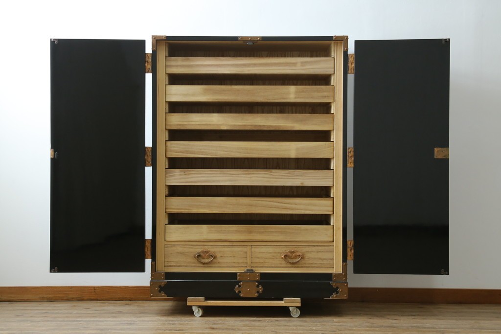 中古　美品!!　国産　職人手作り　高級家具　手打ち銅金具が素敵な黒漆塗りの民芸和箪笥　(R-082318)