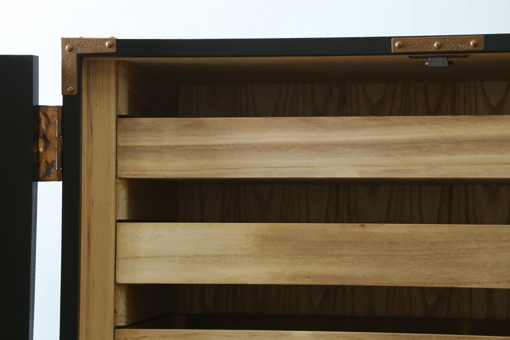 中古　美品!!　国産　職人手作り　高級家具　手打ち銅金具が素敵な黒漆塗りの民芸和箪笥　(R-082318)