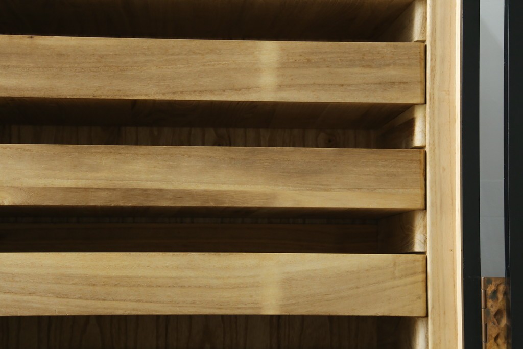 中古　美品!!　国産　職人手作り　高級家具　手打ち銅金具が素敵な黒漆塗りの民芸和箪笥　(R-082318)