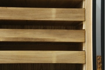 中古　美品!!　国産　職人手作り　高級家具　手打ち銅金具が素敵な黒漆塗りの民芸和箪笥　(R-082318)