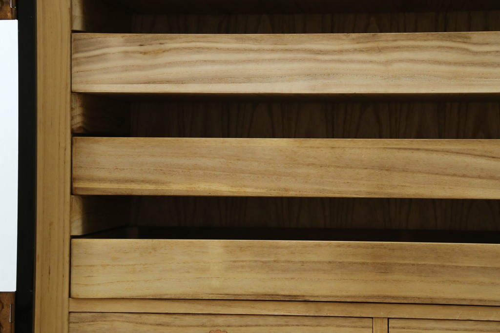 中古　美品!!　国産　職人手作り　高級家具　手打ち銅金具が素敵な黒漆塗りの民芸和箪笥　(R-082318)