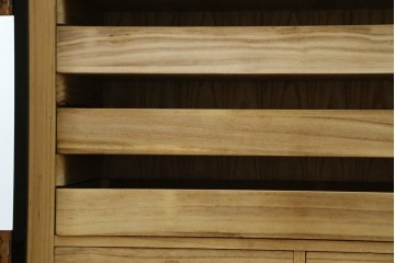 中古　美品!!　国産　職人手作り　高級家具　手打ち銅金具が素敵な黒漆塗りの民芸和箪笥　(R-082318)