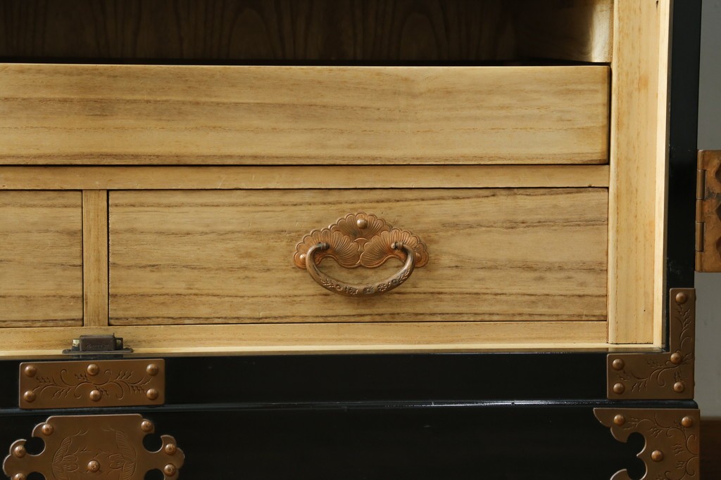 中古　美品!!　国産　職人手作り　高級家具　手打ち銅金具が素敵な黒漆塗りの民芸和箪笥　(R-082318)