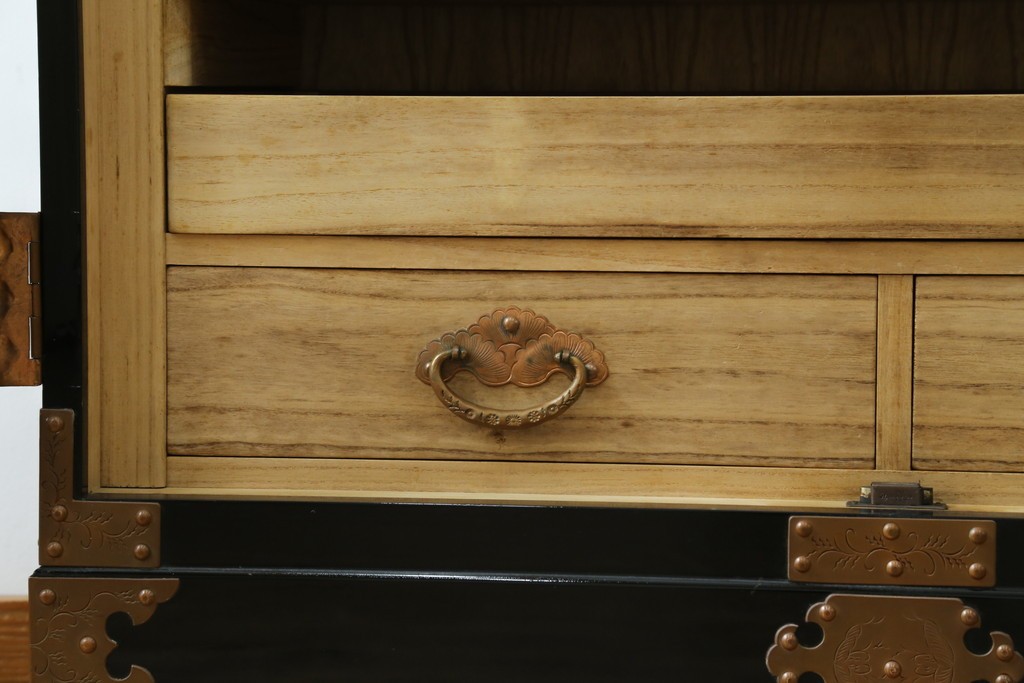 中古　美品!!　国産　職人手作り　高級家具　手打ち銅金具が素敵な黒漆塗りの民芸和箪笥　(R-082318)