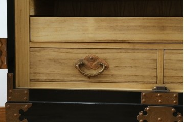 中古　美品!!　国産　職人手作り　高級家具　手打ち銅金具が素敵な黒漆塗りの民芸和箪笥　(R-082318)