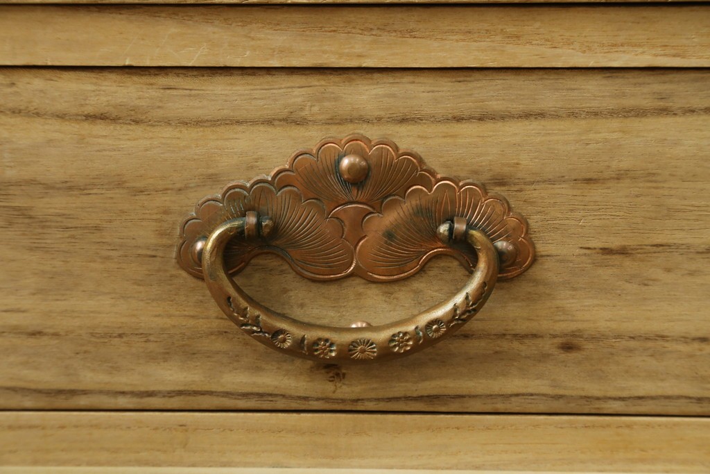 中古　美品!!　国産　職人手作り　高級家具　手打ち銅金具が素敵な黒漆塗りの民芸和箪笥　(R-082318)