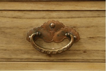 中古　美品!!　国産　職人手作り　高級家具　手打ち銅金具が素敵な黒漆塗りの民芸和箪笥　(R-082318)