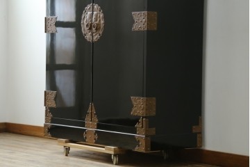 中古　美品!!　国産　職人手作り　高級家具　手打ち銅金具が素敵な黒漆塗りの民芸和箪笥　(R-082318)