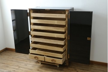 中古　美品!!　国産　職人手作り　高級家具　手打ち銅金具が素敵な黒漆塗りの民芸和箪笥　(R-082318)