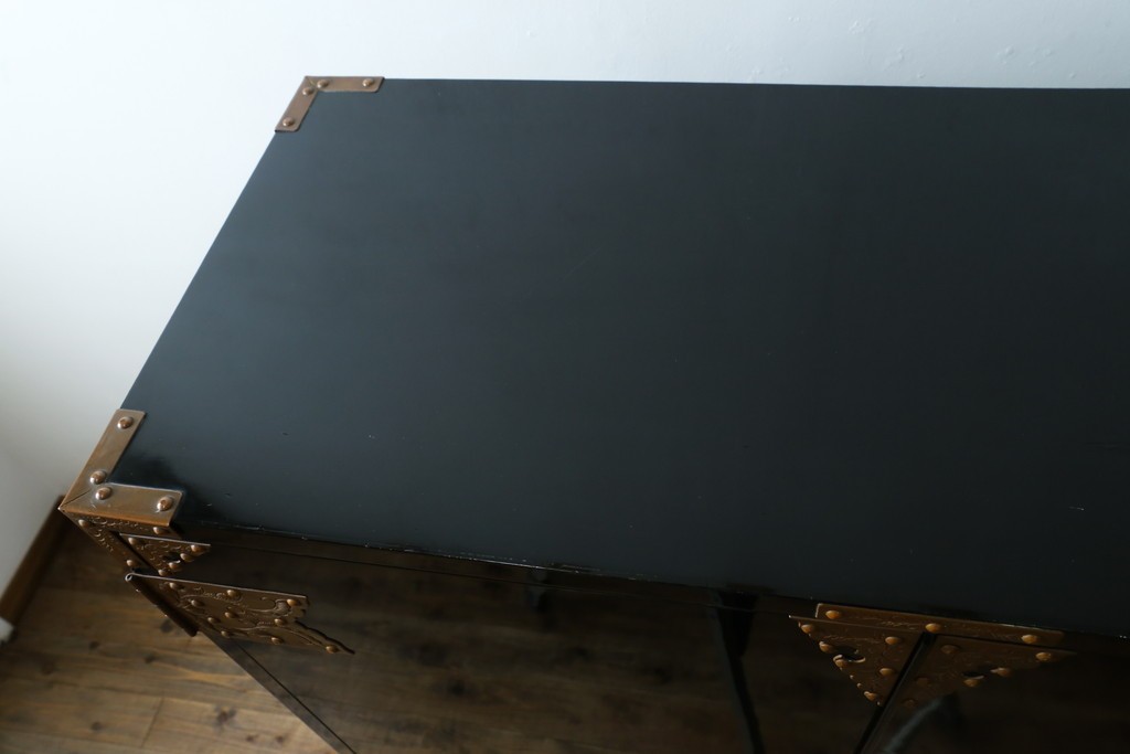 中古　美品!!　国産　職人手作り　高級家具　手打ち銅金具が素敵な黒漆塗りの民芸和箪笥　(R-082318)