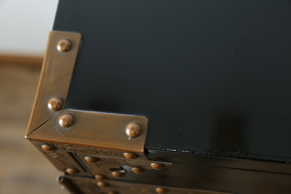 中古　美品!!　国産　職人手作り　高級家具　手打ち銅金具が素敵な黒漆塗りの民芸和箪笥　(R-082318)