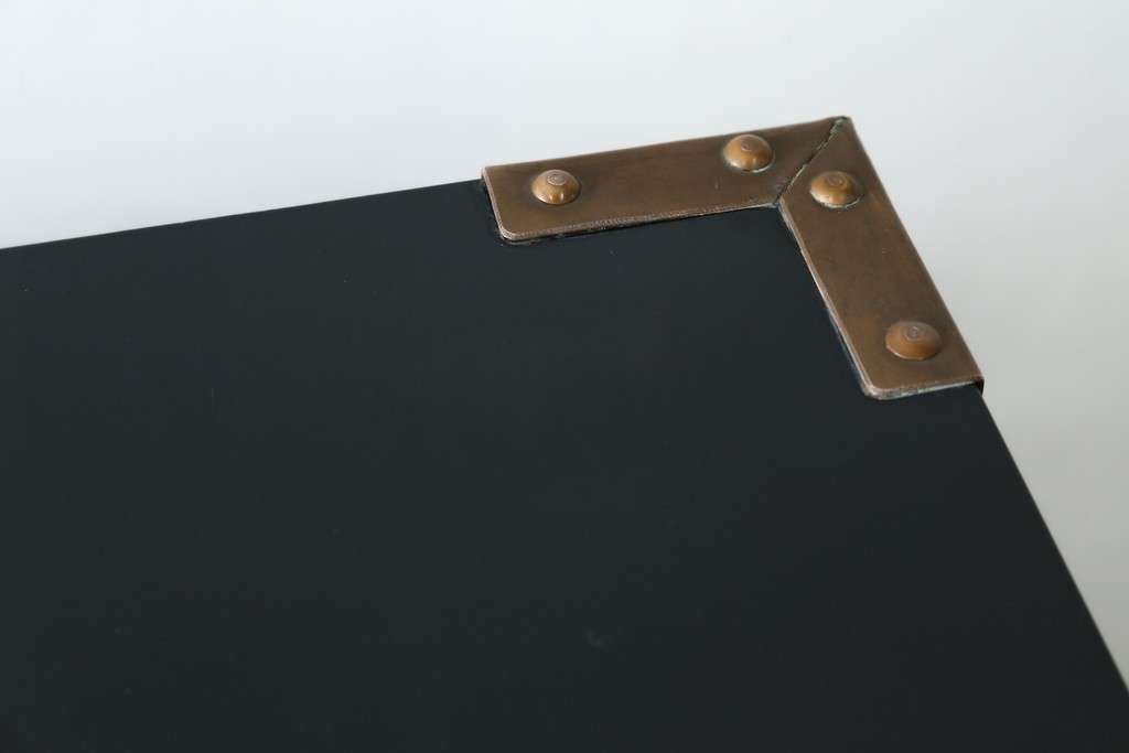 中古　美品!!　国産　職人手作り　高級家具　手打ち銅金具が素敵な黒漆塗りの民芸和箪笥　(R-082318)