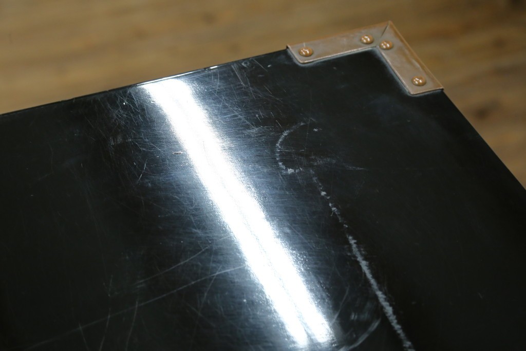 中古　美品!!　国産　職人手作り　高級家具　手打ち銅金具が素敵な黒漆塗りの民芸和箪笥　(R-082318)