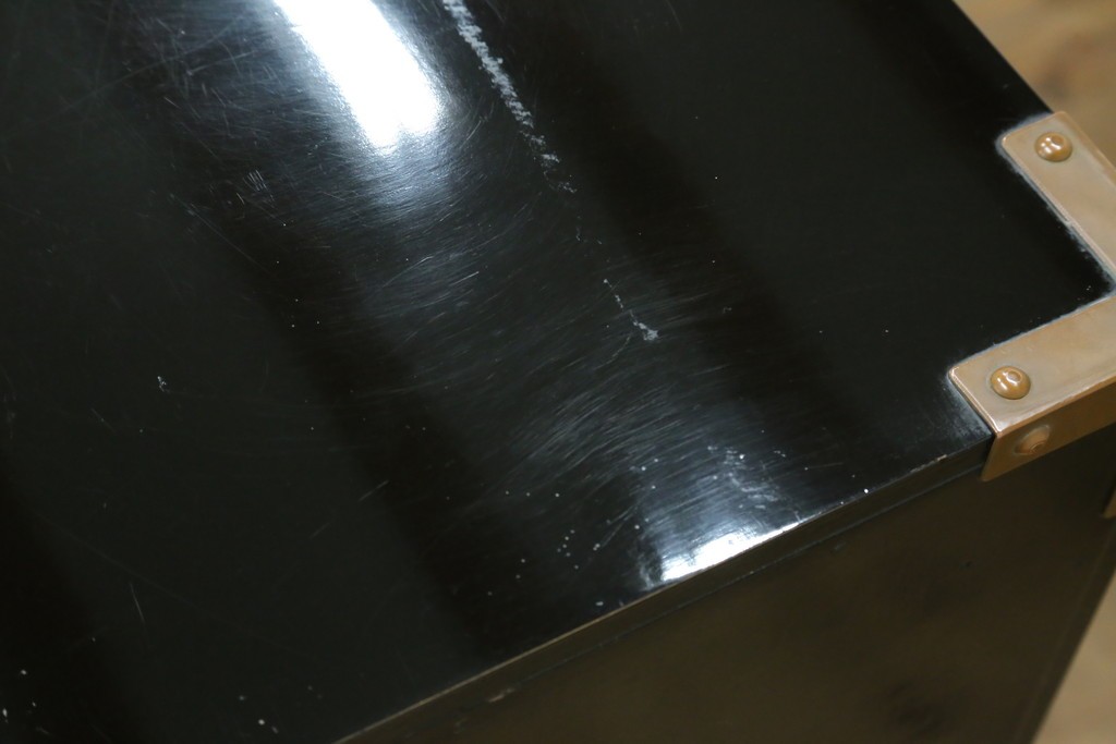 中古　美品!!　国産　職人手作り　高級家具　手打ち銅金具が素敵な黒漆塗りの民芸和箪笥　(R-082318)