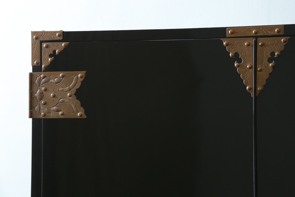 中古　美品!!　国産　職人手作り　高級家具　手打ち銅金具が素敵な黒漆塗りの民芸和箪笥　(R-082318)