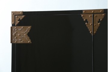 中古　美品!!　国産　職人手作り　高級家具　手打ち銅金具が素敵な黒漆塗りの民芸和箪笥　(R-082318)