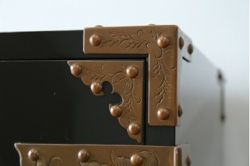 中古　美品!!　国産　職人手作り　高級家具　手打ち銅金具が素敵な黒漆塗りの民芸和箪笥　(R-082318)