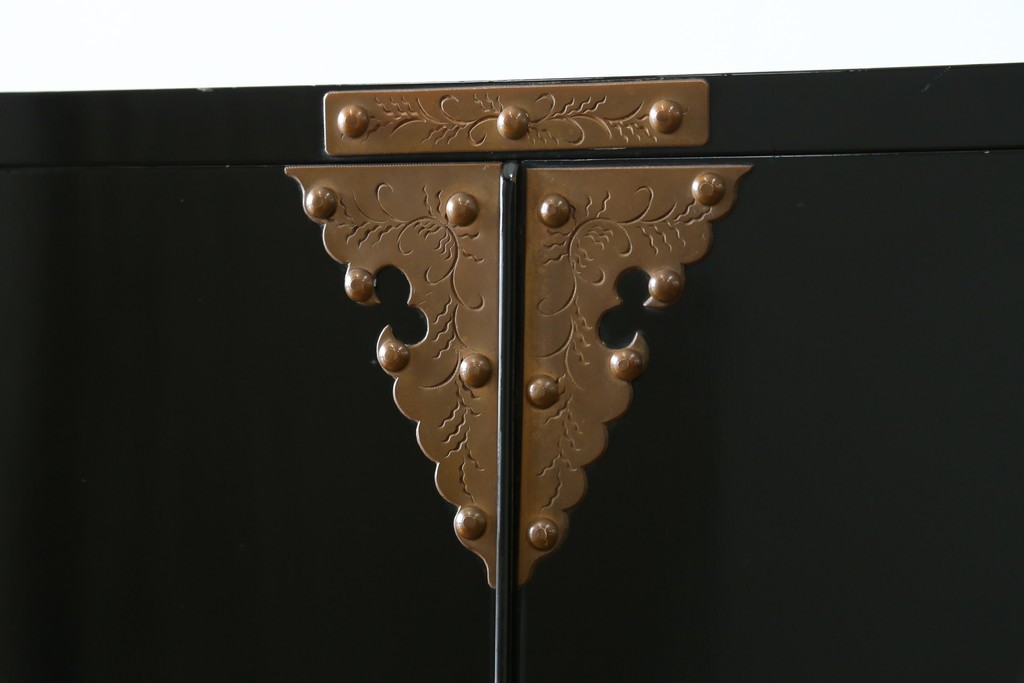 中古　美品!!　国産　職人手作り　高級家具　手打ち銅金具が素敵な黒漆塗りの民芸和箪笥　(R-082318)