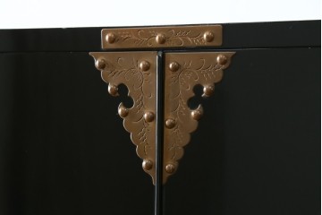 中古　美品!!　国産　職人手作り　高級家具　手打ち銅金具が素敵な黒漆塗りの民芸和箪笥　(R-082318)