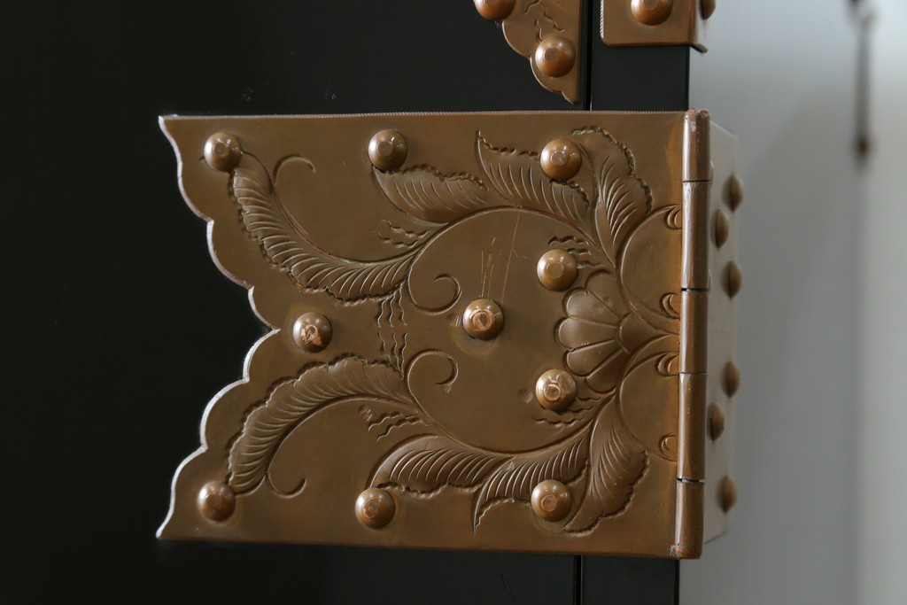 中古　美品!!　国産　職人手作り　高級家具　手打ち銅金具が素敵な黒漆塗りの民芸和箪笥　(R-082318)