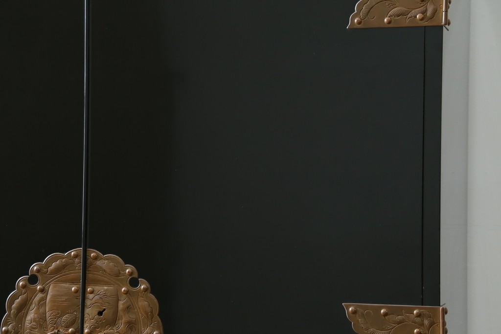 中古　美品!!　国産　職人手作り　高級家具　手打ち銅金具が素敵な黒漆塗りの民芸和箪笥　(R-082318)