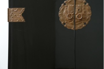 中古　美品!!　国産　職人手作り　高級家具　手打ち銅金具が素敵な黒漆塗りの民芸和箪笥　(R-082318)