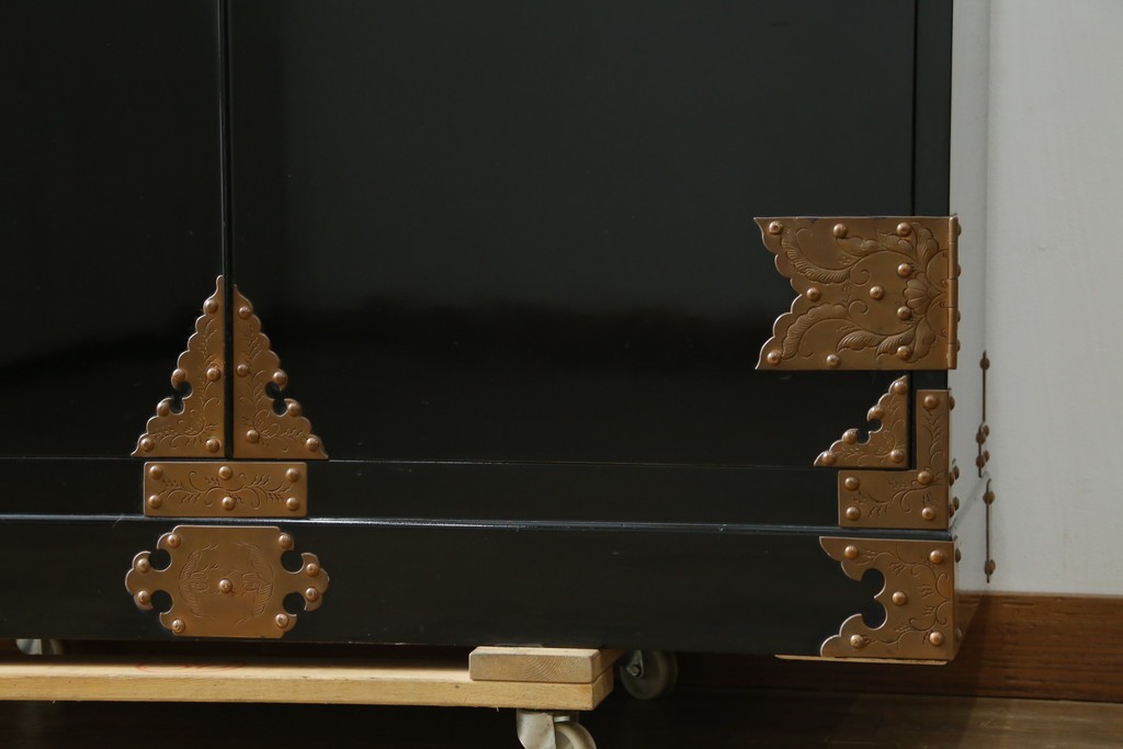 中古　美品!!　国産　職人手作り　高級家具　手打ち銅金具が素敵な黒漆塗りの民芸和箪笥　(R-082318)