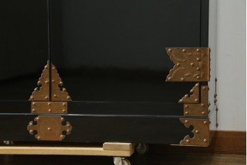 中古　美品!!　国産　職人手作り　高級家具　手打ち銅金具が素敵な黒漆塗りの民芸和箪笥　(R-082318)