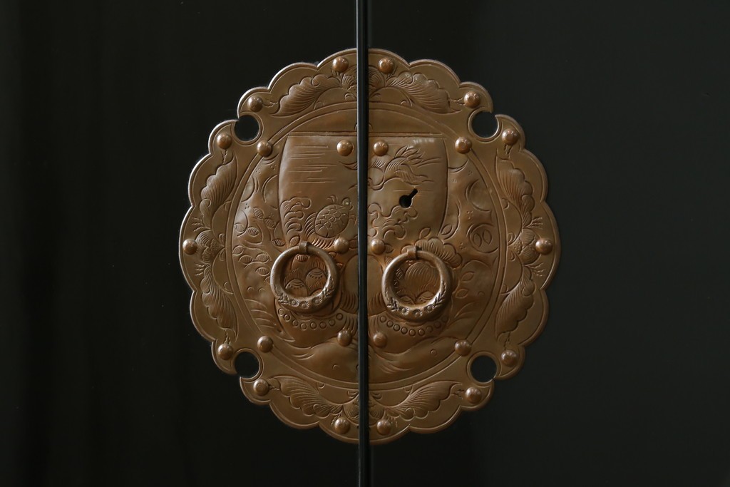 中古　美品!!　国産　職人手作り　高級家具　手打ち銅金具が素敵な黒漆塗りの民芸和箪笥　(R-082318)