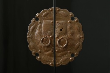 中古　美品!!　国産　職人手作り　高級家具　手打ち銅金具が素敵な黒漆塗りの民芸和箪笥　(R-082318)