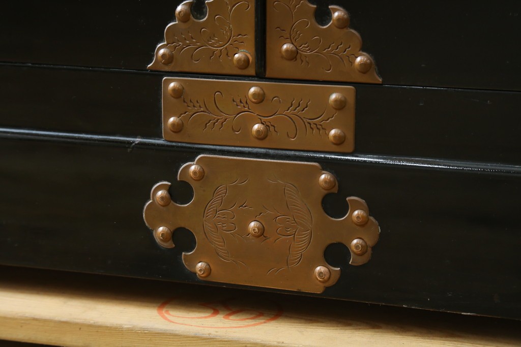 中古　美品!!　国産　職人手作り　高級家具　手打ち銅金具が素敵な黒漆塗りの民芸和箪笥　(R-082318)