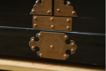 中古　美品!!　国産　職人手作り　高級家具　手打ち銅金具が素敵な黒漆塗りの民芸和箪笥　(R-082318)