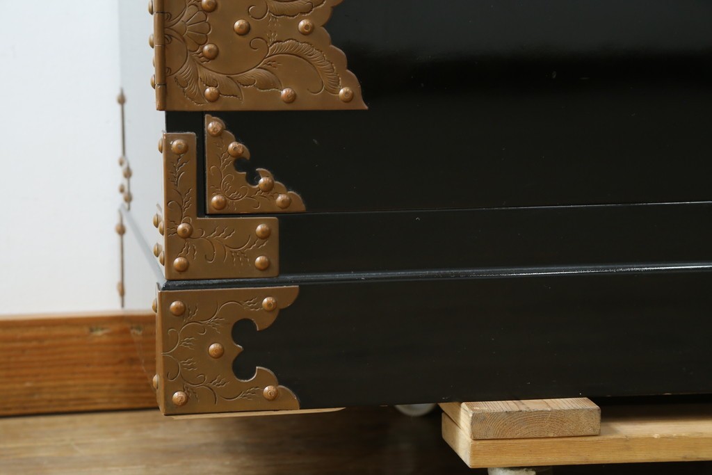 中古　美品!!　国産　職人手作り　高級家具　手打ち銅金具が素敵な黒漆塗りの民芸和箪笥　(R-082318)