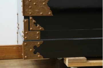 中古　美品!!　国産　職人手作り　高級家具　手打ち銅金具が素敵な黒漆塗りの民芸和箪笥　(R-082318)